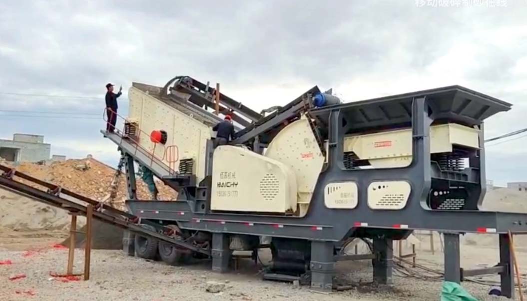 重鎚式迻動站建築垃圾處理破(po)碎現場