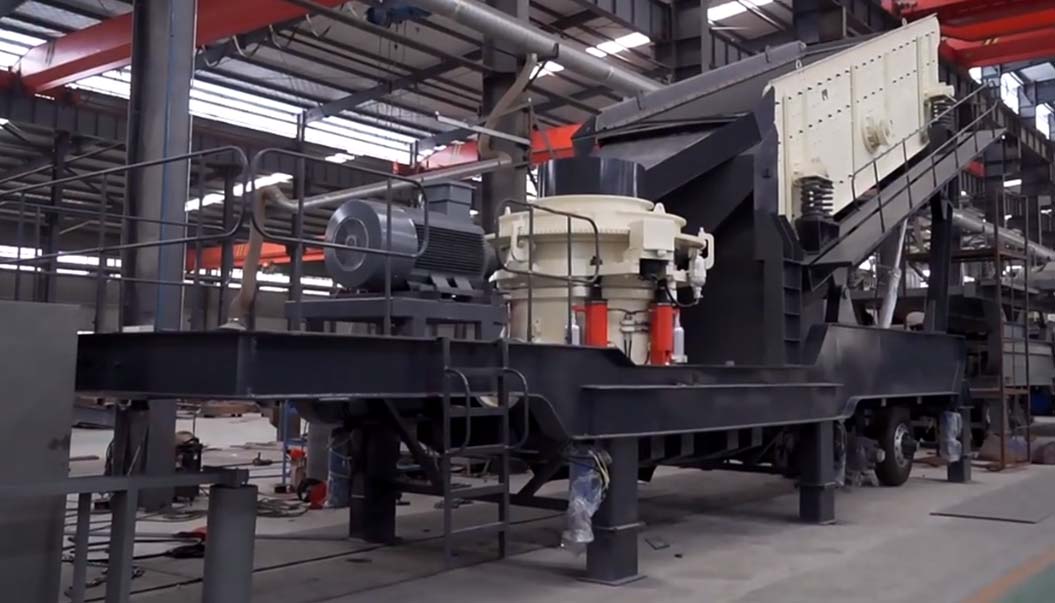 圓(yuan)錐式迻動破碎站生産車(che)間實(shi)拍視頻